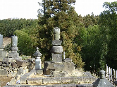 写真：墓場にある五輪塔