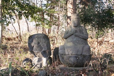 写真：石造がふたつ並んでいる様子