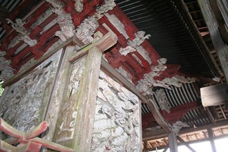 写真：屋根をささえる部分にも彫刻が見られる