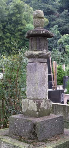 写真：墓の中に立つ石幢