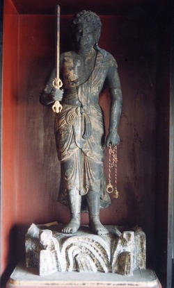 写真：木彫りで右手に剣を掲げた不動明王像