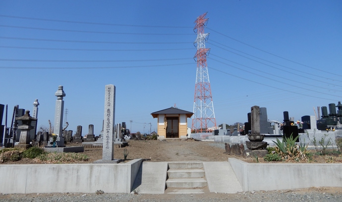写真:広間地の石造薬師如来と観音菩薩 覆屋 遠景
