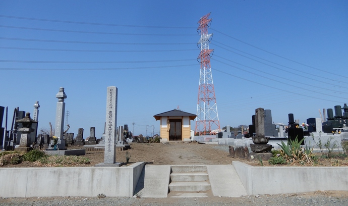 写真：広間地の石造薬師如来と観音菩薩　覆屋　遠景