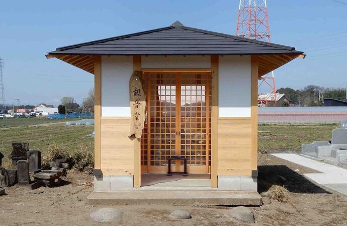 写真:仏像が収められている覆屋(観音堂)