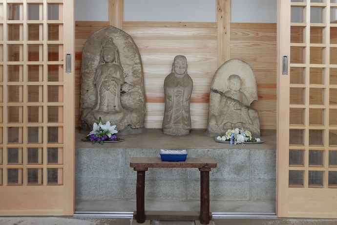 写真：覆屋（観音堂）の中に小さな観音菩薩、文化財未指定の地蔵菩薩、薬師如来が祭られている