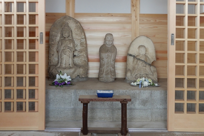 写真:覆屋(観音堂)の中に小さな観音菩薩、文化財未指定の地蔵菩薩、薬師如来が祭られている