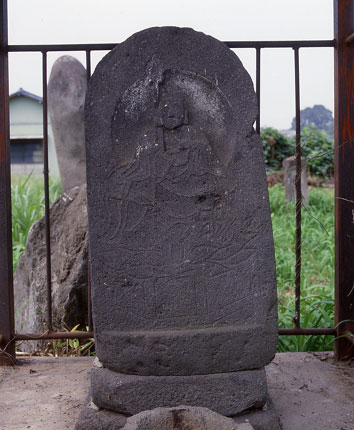 写真：黒い石で出来た地蔵菩薩像