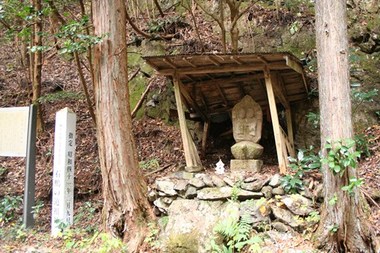 写真：雨ざらしにならないように簡素な屋根が作ってある