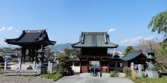 写真：晴れた日の山門