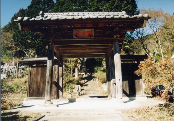 写真：古めかしい山門