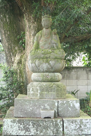 写真：苔が生えた石造りの坐像