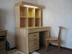 写真：木製の学習机