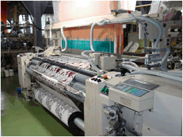 写真：工場内フリル織り機