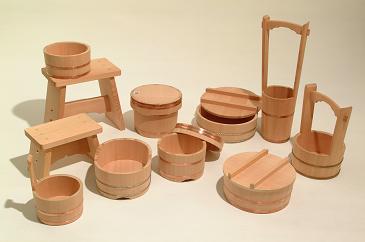 写真：桐生桶（きりゅうおけ）片手桶、寿司飯台、花手桶、風呂椅子などの工芸品