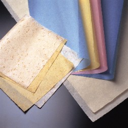 写真：桐生紙でできた染紙や漉込紙