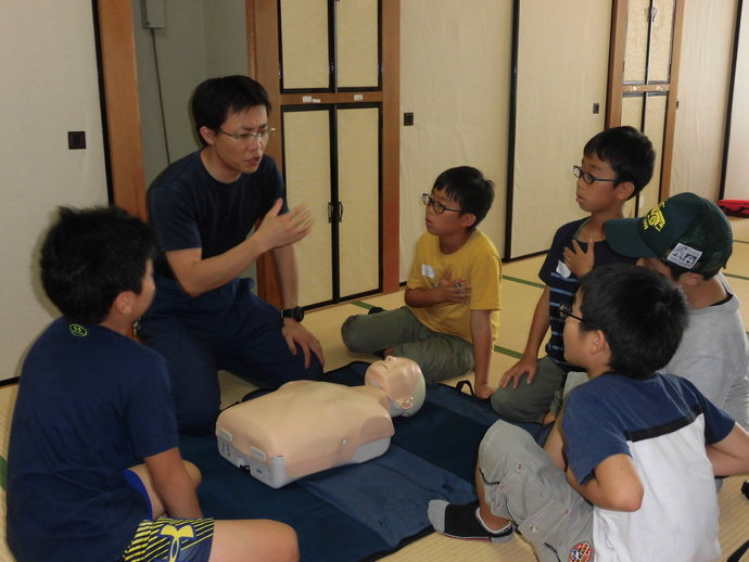 写真：胸骨圧迫の方法を学ぶ様子