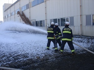 写真：放水を後方から見ているの様子