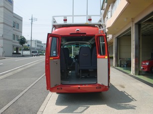 写真：後方支援車の後部ハッチを開けた様子