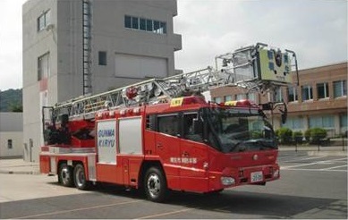 写真：水路付先端屈折式はしご車（35メートル級）の全体の様子