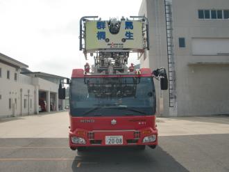 写真：水路付先端屈折式はしご車（35メートル級）の正面からの様子