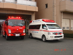 写真：救急車と消防車の出動の様子