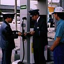 写真：ガソリンスタンドなど 危険物施設の検査を行う様子
