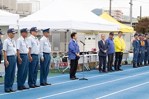 開会式を行っている写真