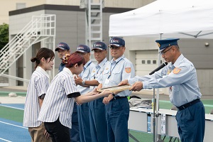 賞状を授与している写真