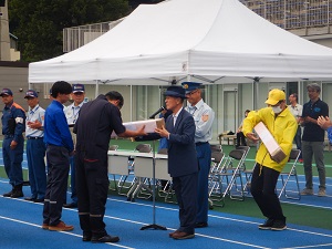 賞品を授与している写真