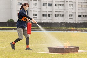 水消火器を用いての消火の様子