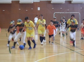 児童みんなでサッカーする様子の写真