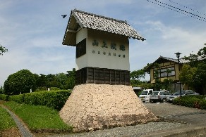 写真：お城の形を模した公園入り口の門