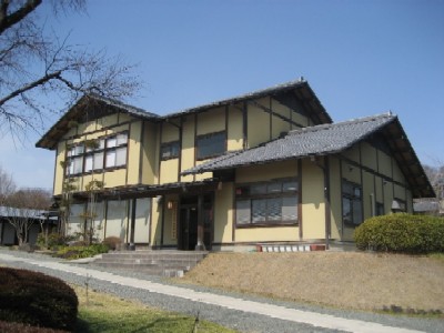 写真：新里郷土文化保存伝習館の木造立て瓦葺の外観