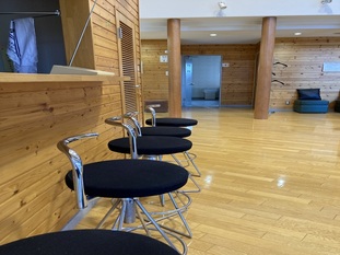 写真:談話室カウンター付近