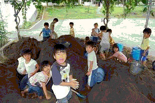 写真：砂場で遊ぶ子供たち