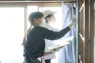 写真：リノベーション作業中の2人