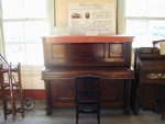 展示室のピアノの写真