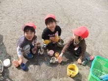 写真：お砂遊びは楽しいよ（3歳児）