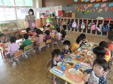 写真：保育室で給食を食べる3歳児