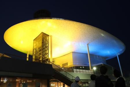 写真：ウクライナ国旗のイメージである青と黄色にライトアップしている美喜仁桐生文化会館