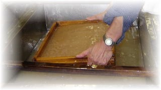 紙すきをしている画像