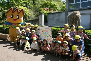 お祝いにかけつけたキノピーと園児たちの写真