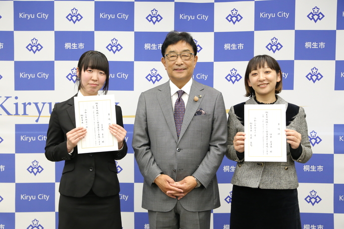写真：荒木市長、伊東隊員、喜多川隊員