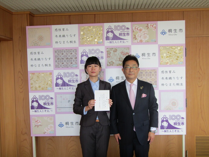 写真：委嘱状を掲げる山田隊員と市長