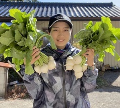 （写真）細谷隊員が両手にカブを持っている様子