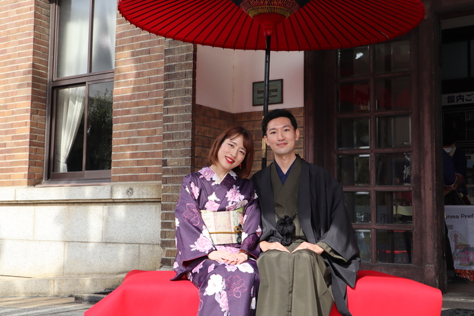 着物の女性と男性の写真