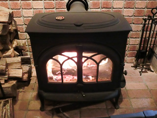 写真:暖かく燃える薪ストーブ