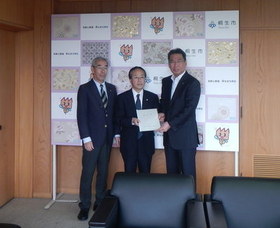 写真：左から審議会副会長、会長、桐生市長
