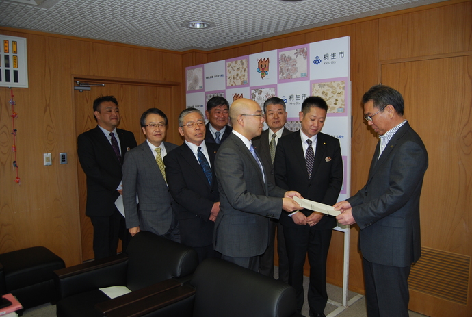 市長に提言書を提出する経済建設委員会のメンバー