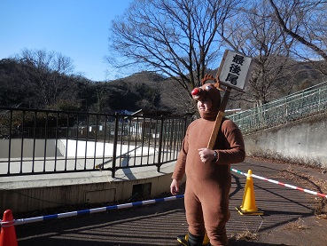 クリスマスイベントに登場したきぐるみトナカイの写真